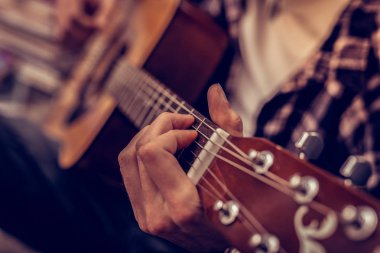 Özel bir araç. Gitar üzerinde oynarken tutan bir erkek el yakın çekim