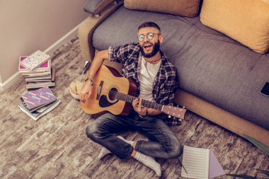 Yaratıcı yetenekli müzisyen evde gitar çalmak
