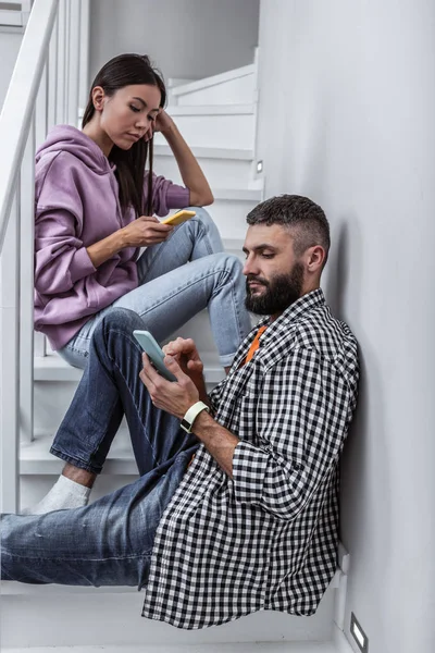 Couple addicted to social media using their smartphone — Stock Photo, Image