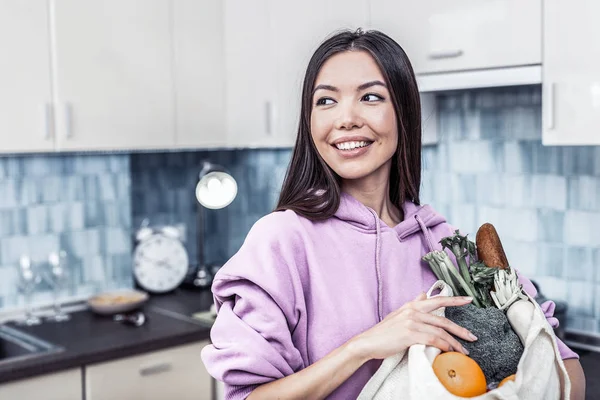 Close up de cabelos escuros bela mulher de família em pé na cozinha — Fotografia de Stock