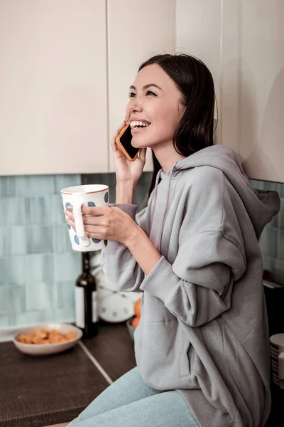 Ehemann Telefon Lächelnde Fröhliche Hausfrau Die Lacht Während Sie Mit — Stockfoto