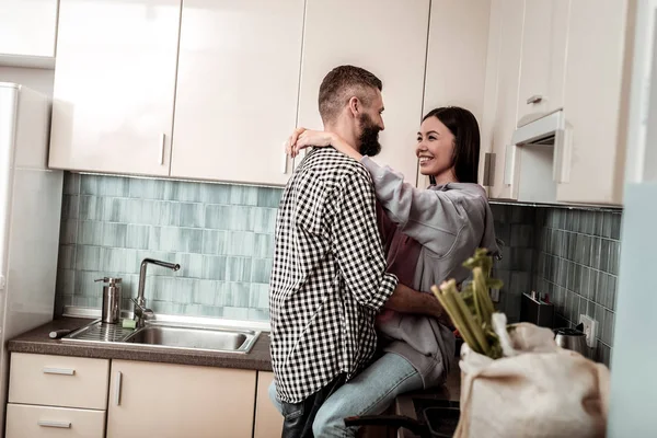 Sevgi dolu adam şirin onun güzel kız arkadaşı sarılma sakallı