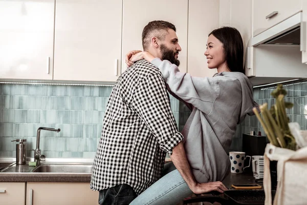 Onun kız arkadaşı geliyor ve onu sarılma bakım yakışıklı adam