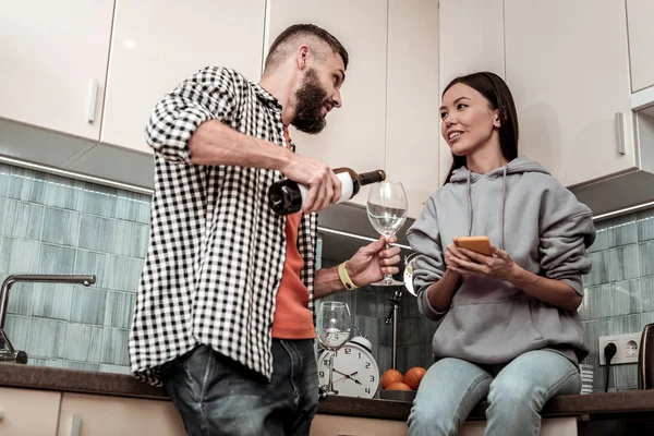 Cuidando hombre amoroso verter vino blanco en el vaso para su mujer — Foto de Stock