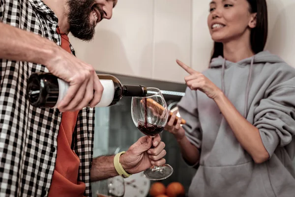 Evde şarap içme sırasında konuşmayı genç çift