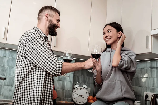 Par av frilansare kylning när man dricker välsmakande rött vin — Stockfoto