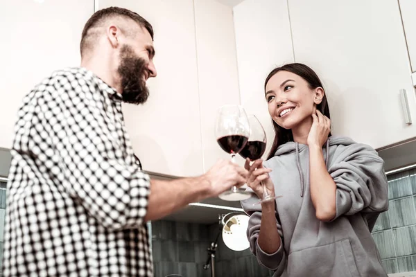 Hombre y mujer recién casados golpeando sus copas con vino — Foto de Stock