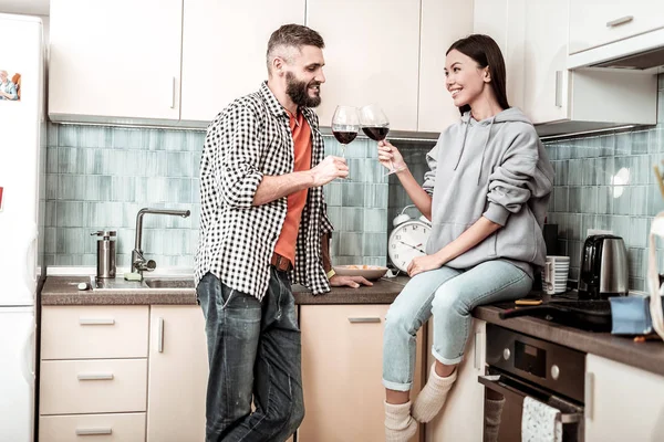 Szakállas jóképű ember iszik bor vonzó barátnőjével — Stock Fotó
