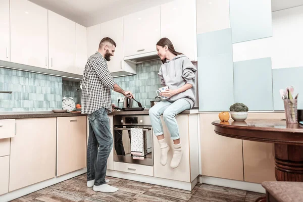 Junges Liebespaar kocht leckeres gemeinsames Abendessen — Stockfoto