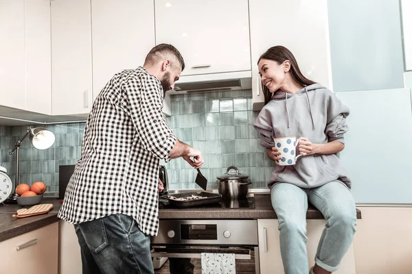 Matlagning Frukost Bara Gift Par Känsla Verkligen Glada Och Fantastiska — Stockfoto