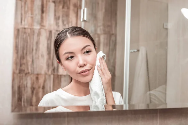 Hermosa mujer de negocios haciendo maquillaje antes de ir a trabajar — Foto de Stock