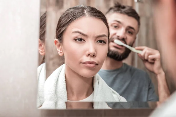 Hermosa joven mujer quitándose el maquillaje en el baño — Foto de Stock