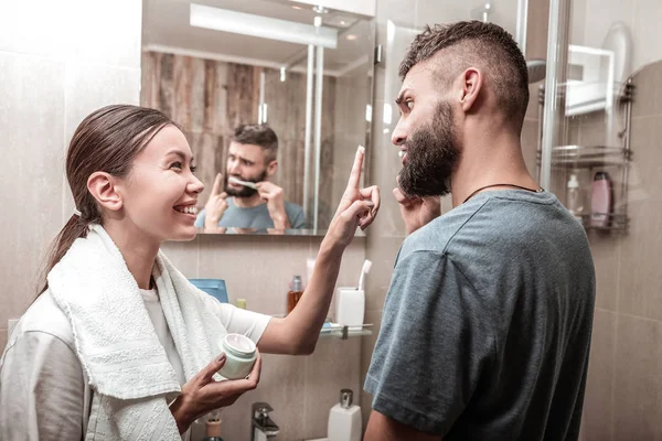 Mujer alegre agradable mirando a su novio — Foto de Stock