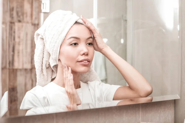 Bella giovane donna guardando il suo riflesso — Foto Stock