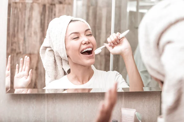 Alegre mujer feliz sosteniendo un cepillo de dientes en su mano — Foto de Stock