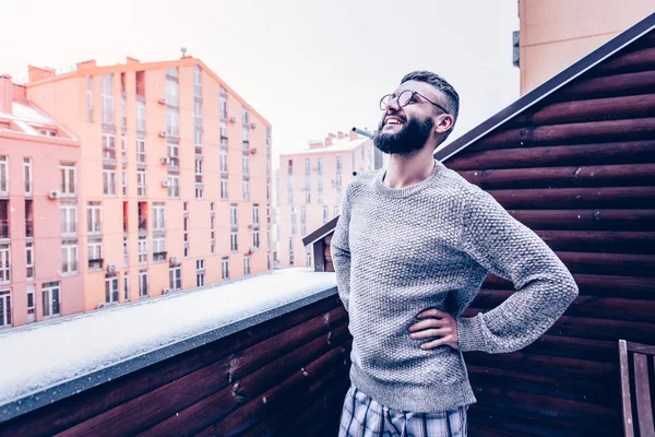 Hombre barbudo gozoso disfrutando del clima invernal —  Fotos de Stock