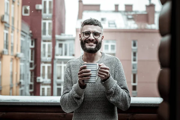 Veselý vousatý muž ukazuje jeho pozitivní emoce — Stock fotografie