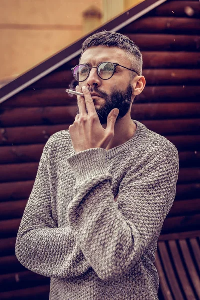 Хороший вдумливий чоловік тримає цигарку в руці — стокове фото