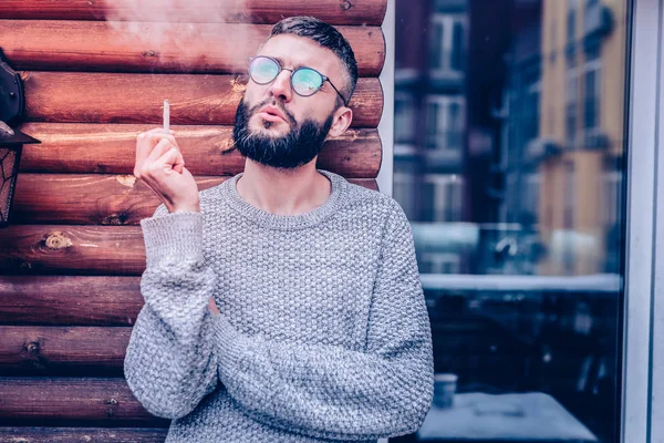 Dobře vypadající mladý muž baví kouření — Stock fotografie