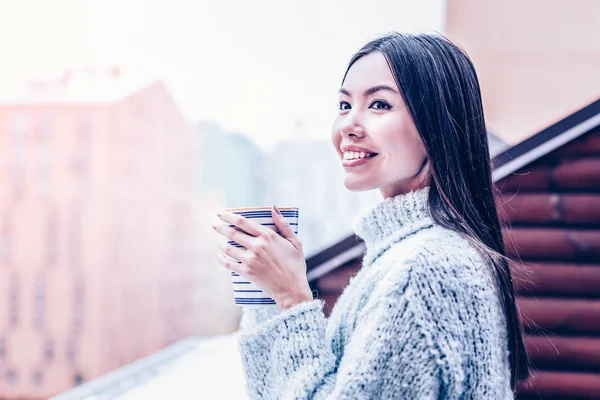 Feliz mujer alegre mirando a la calle — Foto de Stock