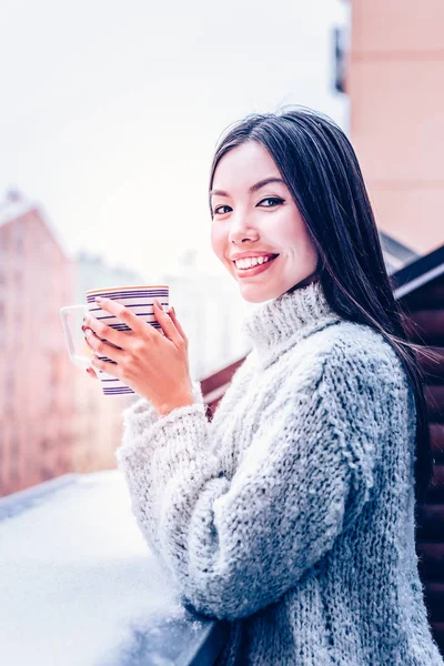 Attraktiv ung asiatisk kvinna leende till dig — Stockfoto