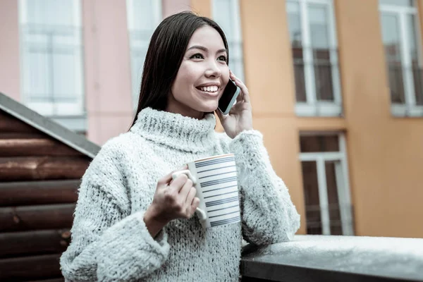 Encantada mulher positiva falando ao telefone — Fotografia de Stock