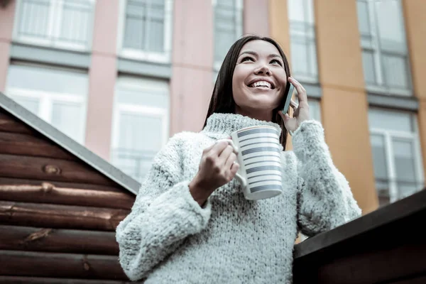 Cheerful happy woman answering the phone call — Stock fotografie