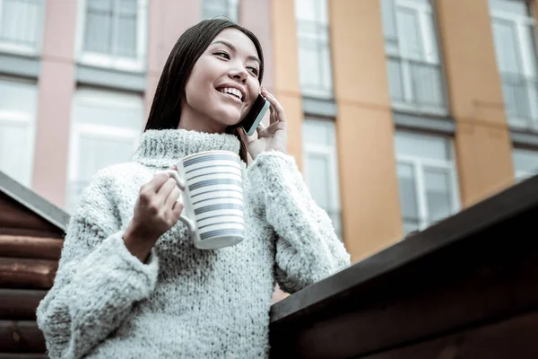 Mujer alegre agradable tener una conversación telefónica — Foto de Stock