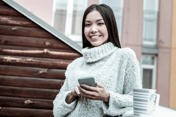 Encantada mujer asiática agradable usando tecnología inteligente —  Fotos de Stock