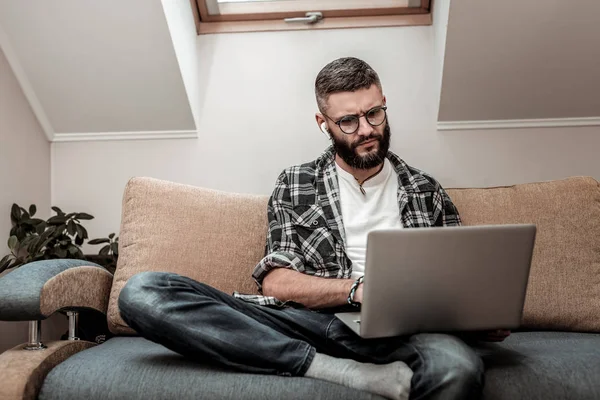 Joven serio mirando la pantalla del portátil —  Fotos de Stock