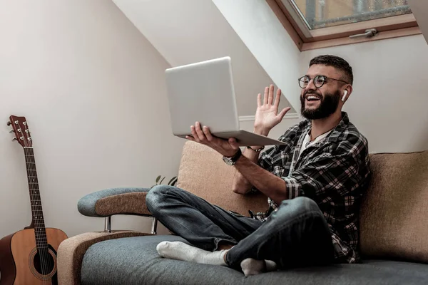 Bonito hombre positivo saludando con su mano —  Fotos de Stock