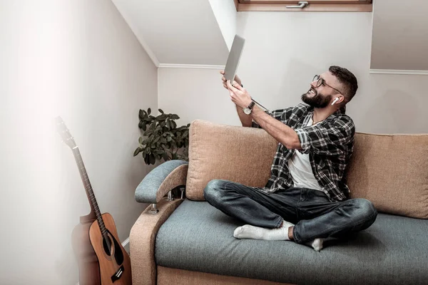 Fröhlich entzückter Mann mit Laptop in der Hand — Stockfoto