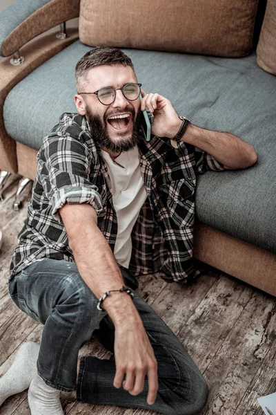 Radostné šťastný muž těší jeho telefonní rozhovor — Stock fotografie