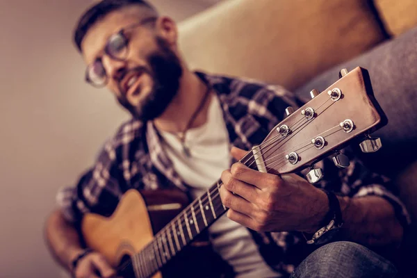 Foco seletivo de uma guitarra em mãos masculinas — Fotografia de Stock