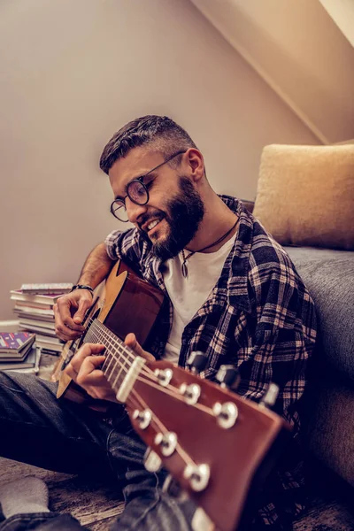 Aardige vrolijke man spelen zijn lievelingsliedje — Stockfoto