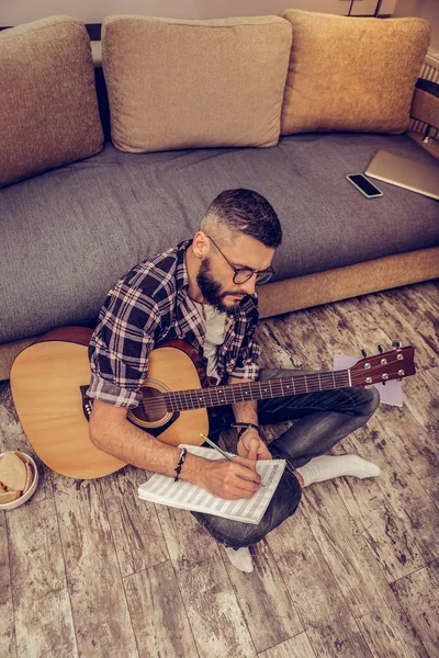 Agréable homme sérieux se concentrant sur son travail — Photo