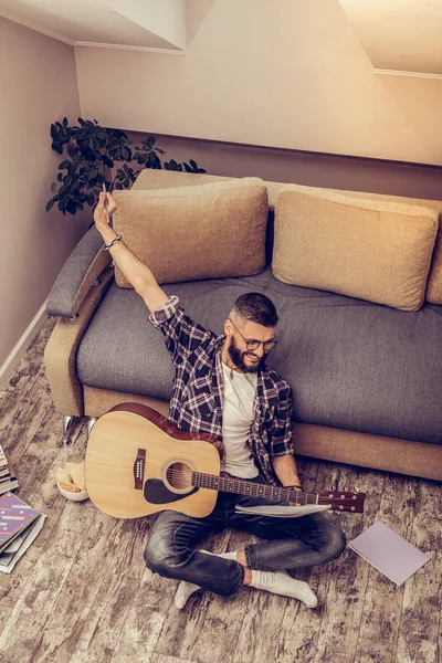 Homem positivo alegre que tem uma grande ideia — Fotografia de Stock