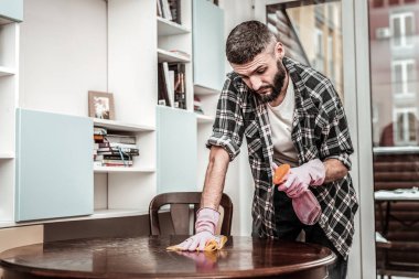 Onun evi yapım güzel sakallı adam temiz