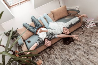 Olumlu memnun genç coupe birlikte eğleniyor