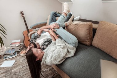 Mutlu genç kadın sevgilisi ile oynamak