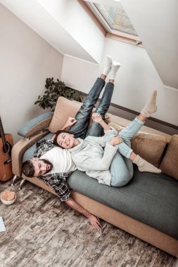 Güzel çift kanepede birlikte dinlenme