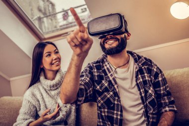 Ekranın önünde oturan yakışıklı heyecanlı adam