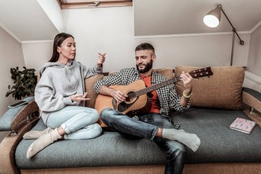 Birlikte kanepede oturan güzel genç çift