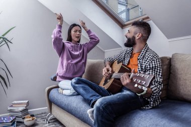 Güzel genç Asyalı kadın müzik keyfi