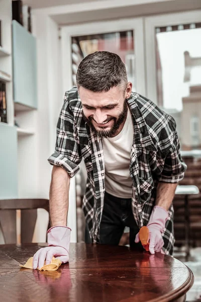 Glad positiv man står nära bordet — Stockfoto