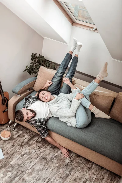 快乐的好夫妇一起躺在沙发上 — 图库照片