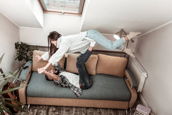 Eğleniyor güzel Asyalı bir kadın üstten görünüm