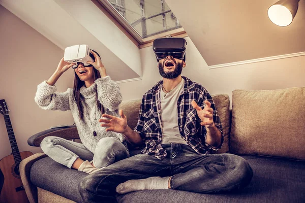 Alegre pareja emocional agradable usando gafas VR — Foto de Stock