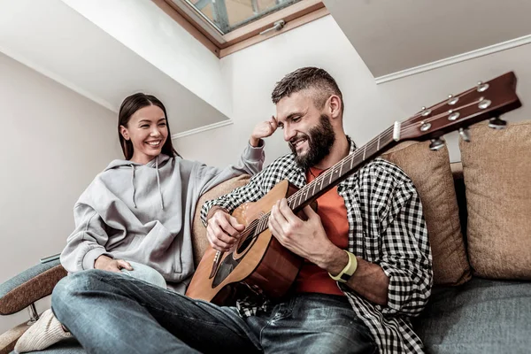 Positivo jovem casal relaxante em casa juntos — Fotografia de Stock