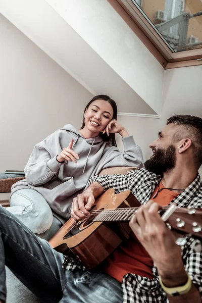 Mujer positiva alegre mirando a su novio —  Fotos de Stock